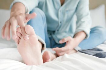 Toenail-psoriasis-vs-fungus-how-to-tell-the-difference